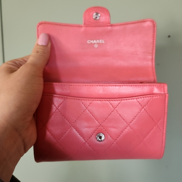 🩷❤️ Chanel Med Classic Flap Wallet